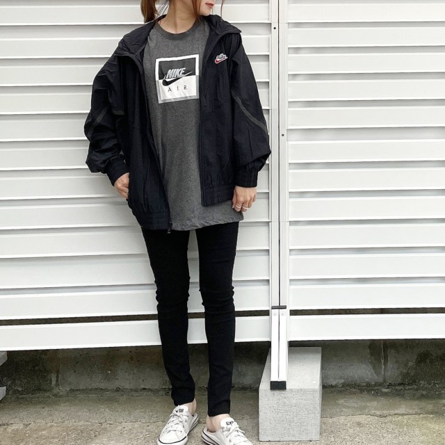 Nike ナイキ Tシャツ徹底解剖 着心地抜群のtシャツのサイズ感 着丈をサイズ表を使って解説 レディース人気のオシャレコーデ も Unisize ユニサイズ