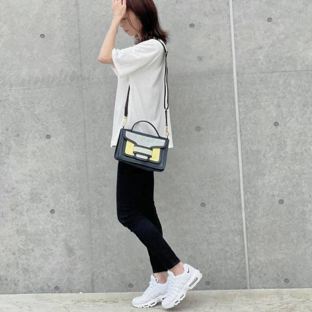 レディース 白tシャツの悩み解決 インナーの透け対策や大人の白tシャツ似合わせコーデ術 Unisize ユニサイズ